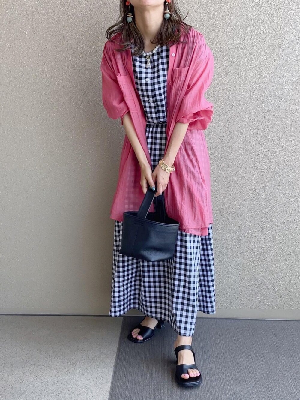 その他のワンピース、ホワイト系のスニーカー、その他のその他を着用したレディースの夏コーディネートの3枚目の写真