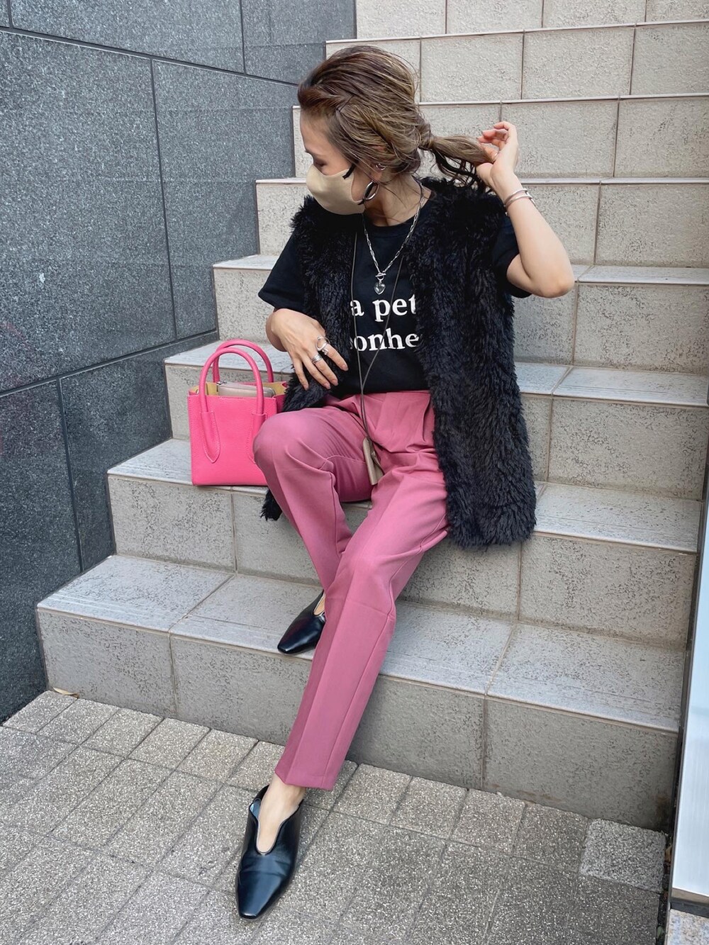 ピンク系のその他パンツ、ブラック系のベスト、ピンク系のTシャツ/カットソーを着用したレディースの夏コーディネートの4枚目の写真