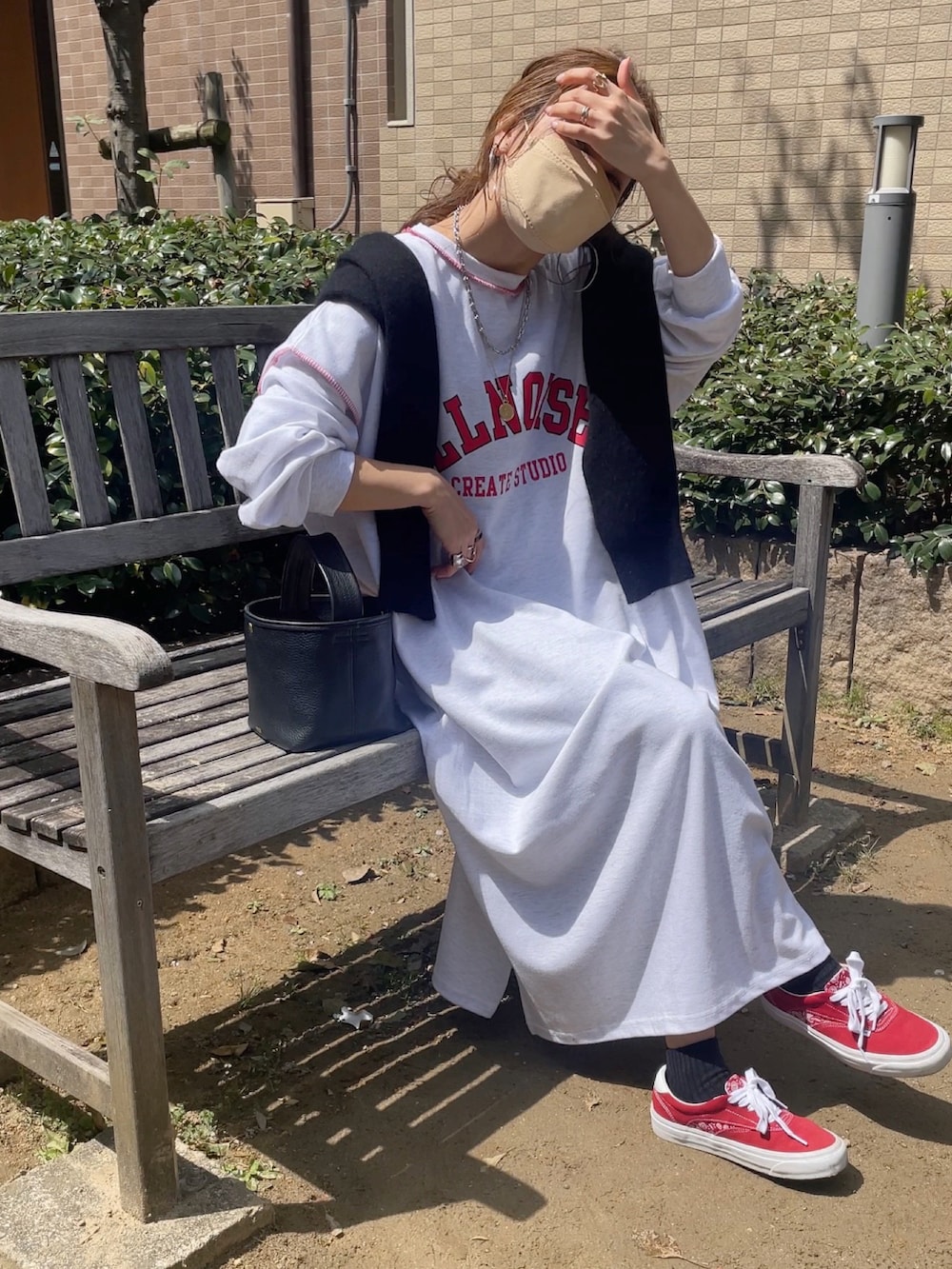 ホワイト系のワンピース/ドレス、レッド系のスニーカー、その他のその他を着用したレディースの春コーディネートの3枚目の写真