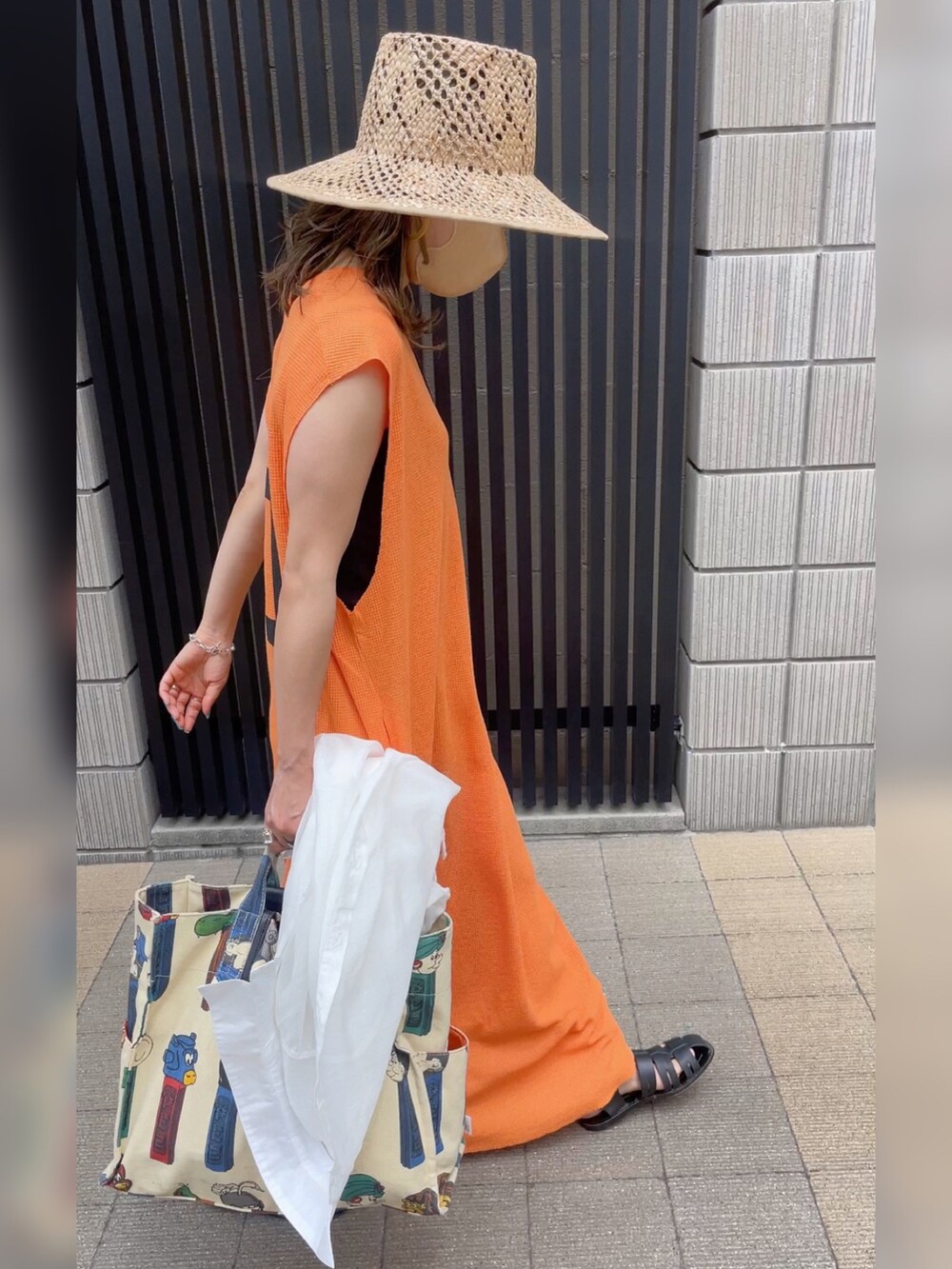 オレンジ系のワンピース/ドレス、ベージュ系のハット、その他のその他を着用したレディースの夏コーディネートの2枚目の写真