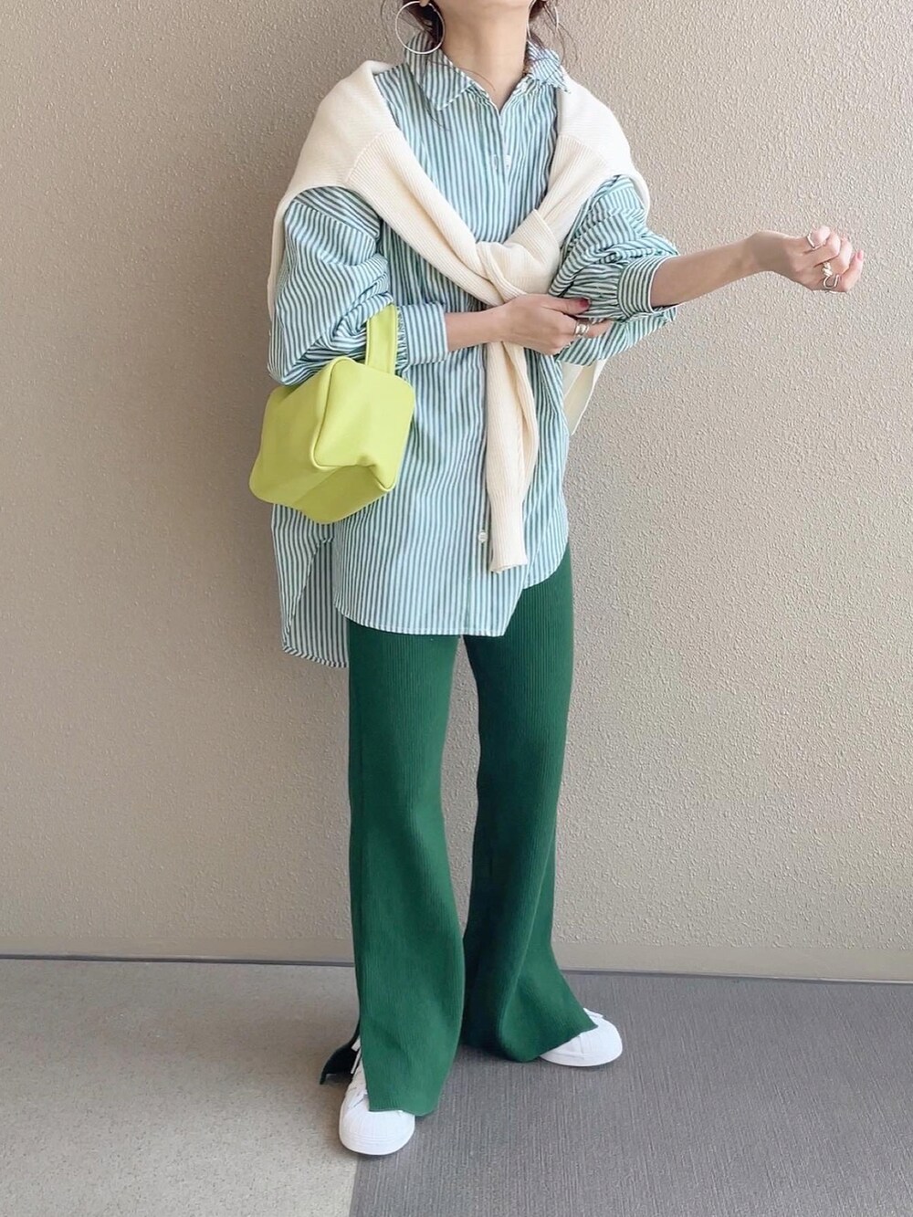 グリーン系のパンツ、ホワイト系のスニーカー、その他のその他を着用したレディースの春コーディネートの2枚目の写真