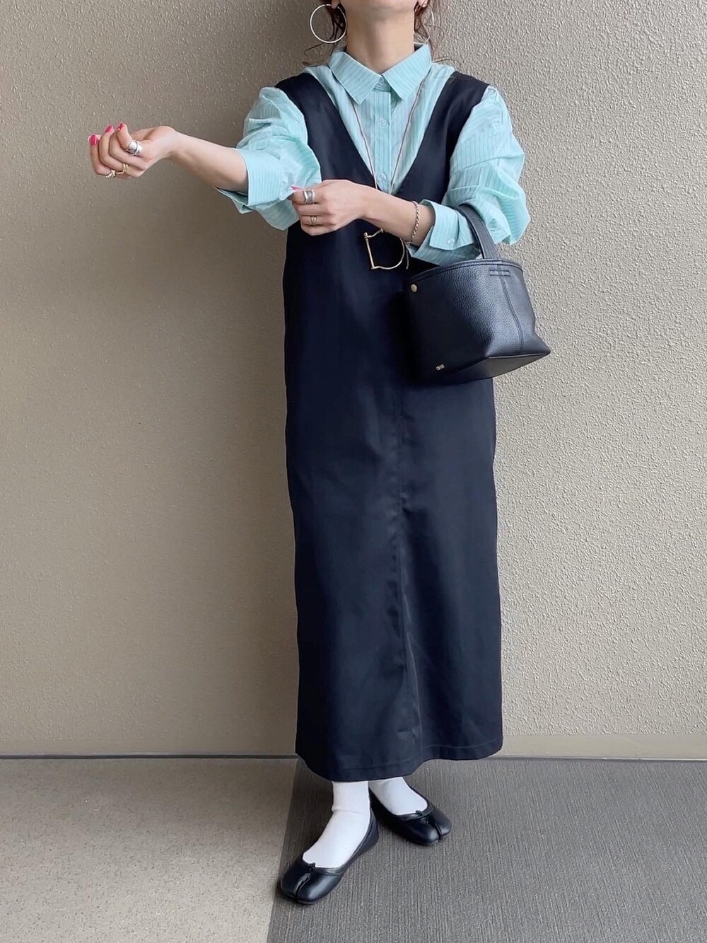 グリーン系のシャツ/ブラウス、イエロー系のカーディガン/ボレロ、ブルー系のデニムパンツを着用したレディースの春コーディネートの3枚目の写真