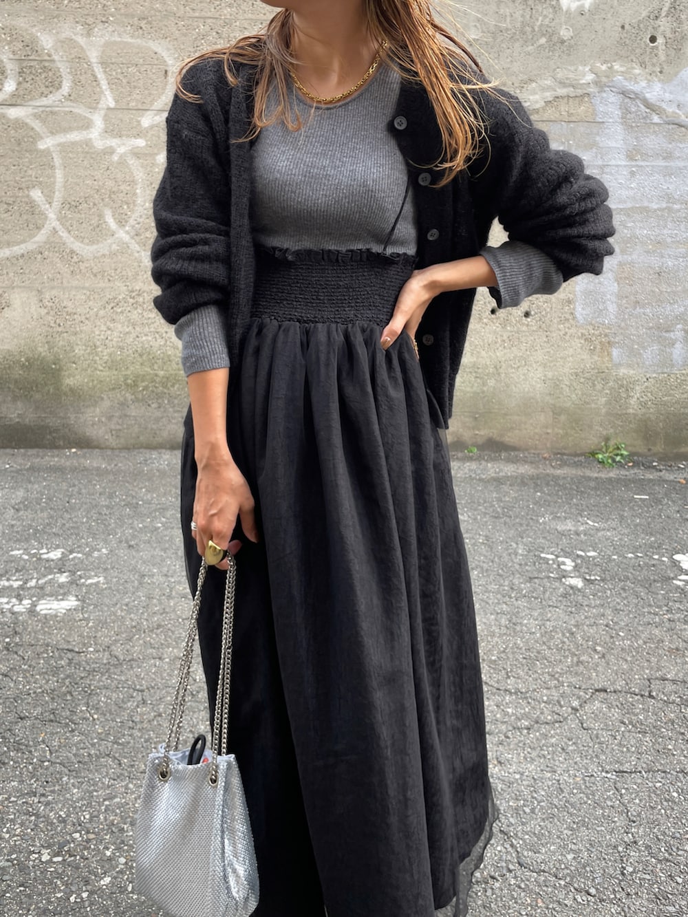 ブラック系のカーディガン/ボレロ、グレー系のニット/セーター、ブラック系のワンピースを着用したレディースの秋コーディネートの4枚目の写真