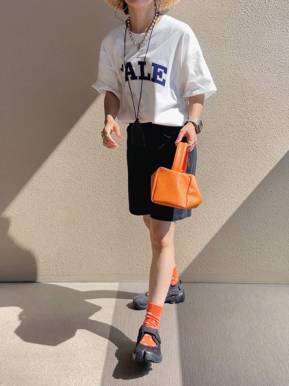 ホワイト系のTシャツ/カットソー、ブラック系のサンダル、グリーン系のベストを着用したレディースの夏コーディネートの2枚目の写真