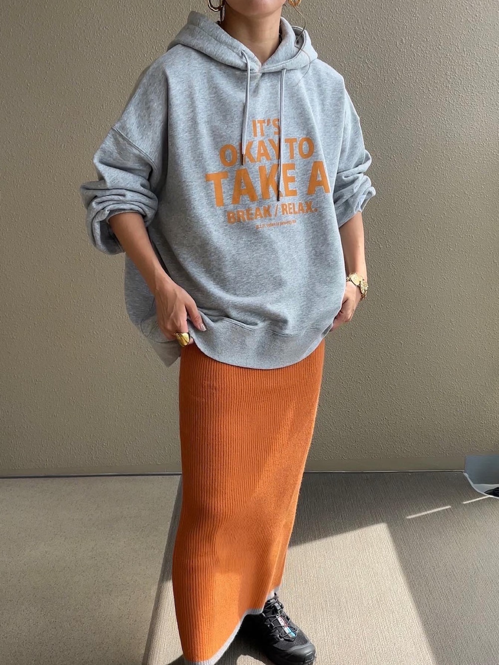 ブラック系のパーカーを着用したレディースの秋コーディネートの4枚目の写真