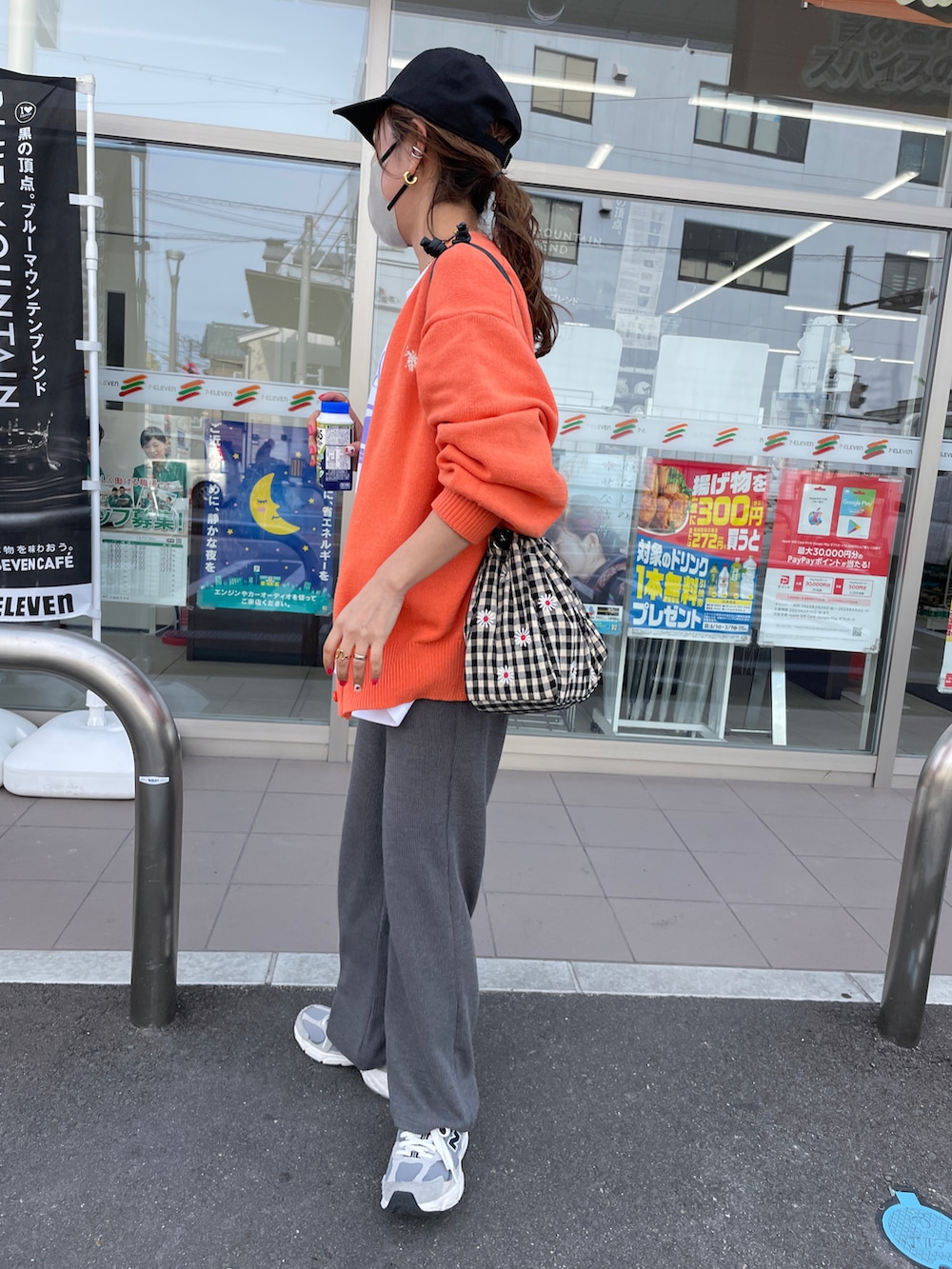 オレンジ系のカーディガン/ボレロ、ホワイト系のスウェット、グレー系のその他パンツを着用したレディースの春コーディネートの3枚目の写真