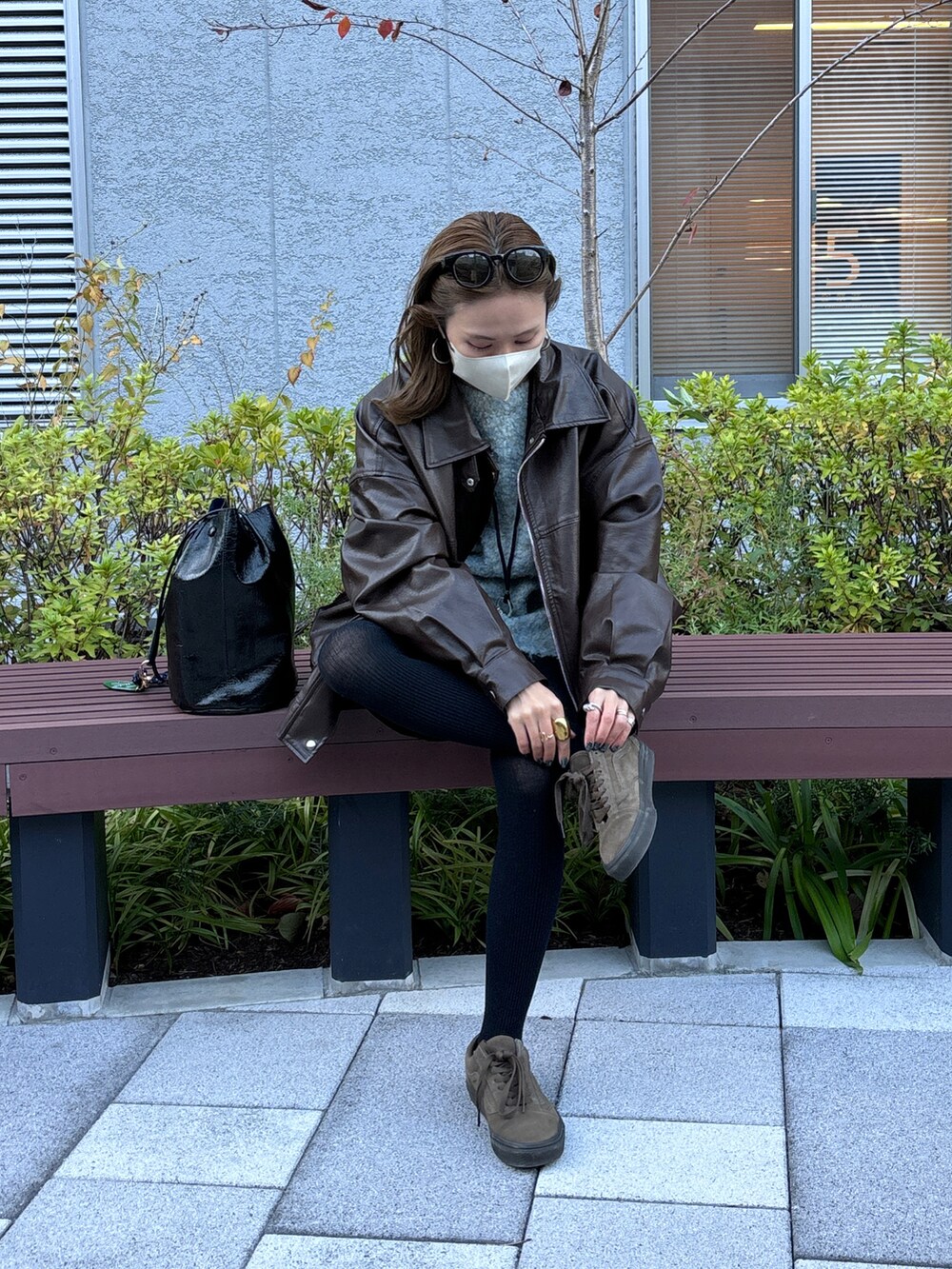 ã°ã¬ãŒç³»ã®ããã/ã»ãŒã¿ãŒããã©ãã¯ç³»ã®ã¹ã©ãã¯ã¹ããã©ãŠã³ç³»ã®ã¹ããŒã«ãŒãççšããã¬ãã£ãŒã¹ã®å¬ã³ãŒãã£ããŒãã®4æç®ã®åç