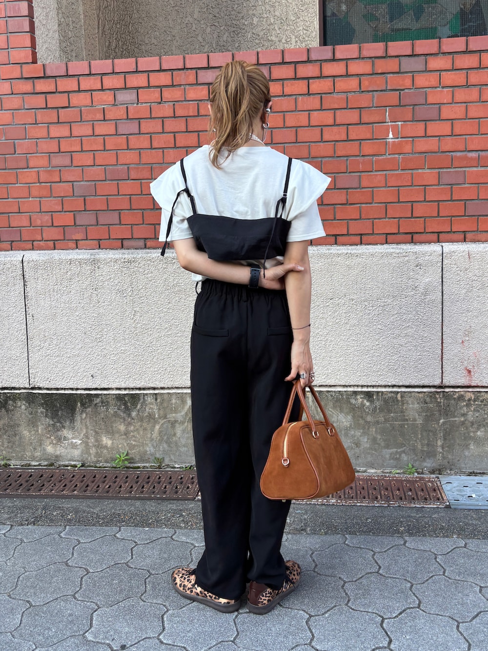 ホワイト系のTシャツ/カットソー、その他のスニーカーを着用したレディースの夏コーディネートの2枚目の写真