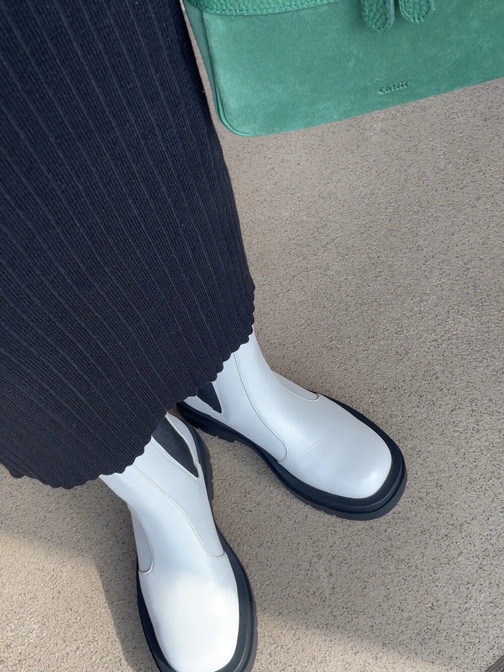 ホワイト系のブーツ、グレー系のスウェット、ホワイト系のシャツ/ブラウスを着用したレディースの秋コーディネートの4枚目の写真