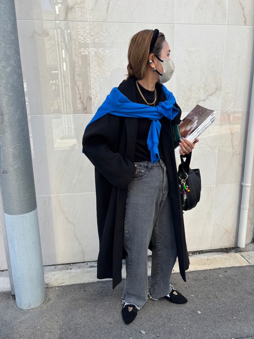 グレー系のデニムパンツ、ブルー系のスウェットを着用したレディースの冬コーディネートの5枚目の写真