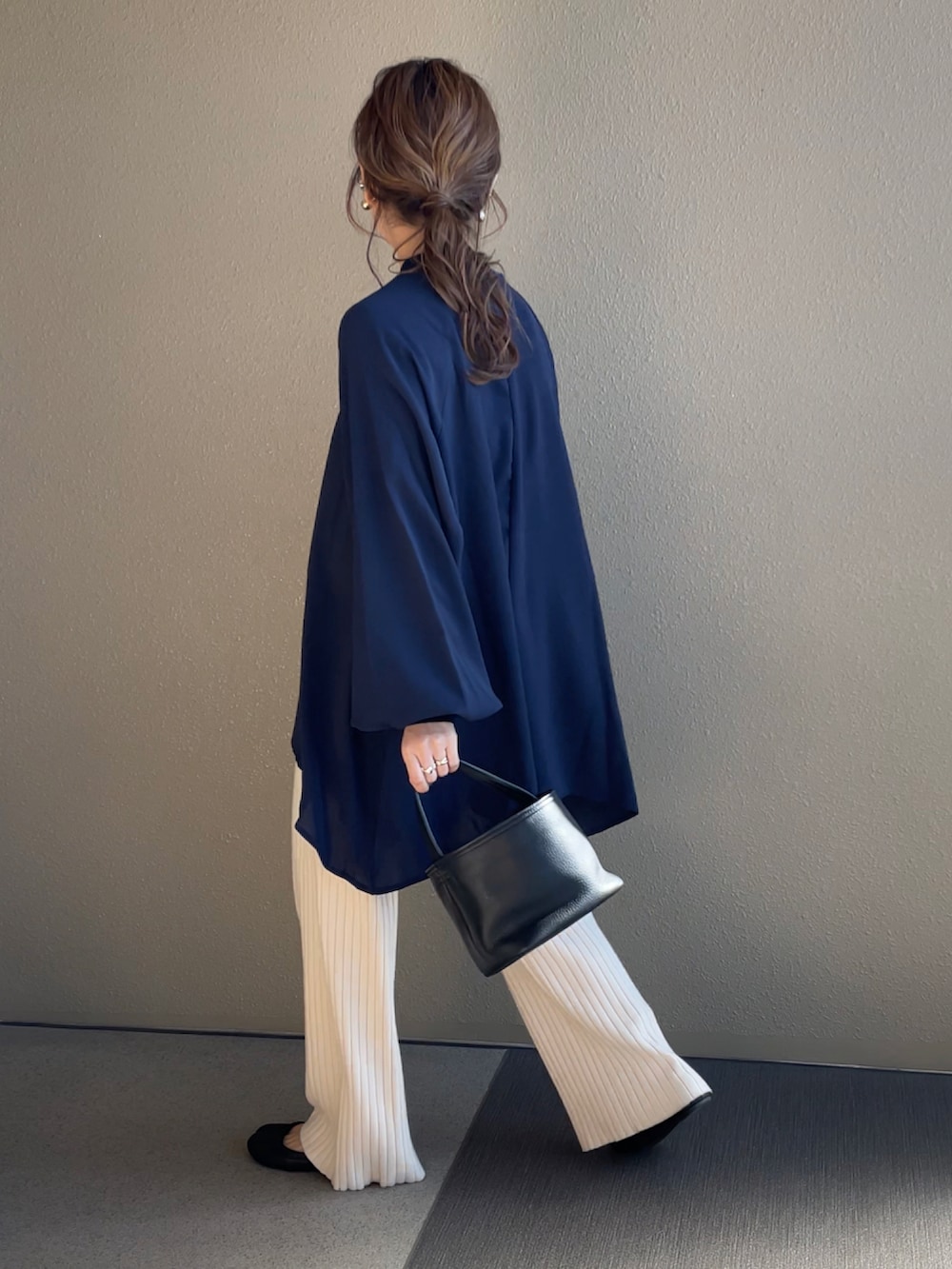 ブルー系のシャツ/ブラウス、ホワイト系のベスト、ベージュ系のその他パンツを着用したレディースの冬コーディネートの3枚目の写真