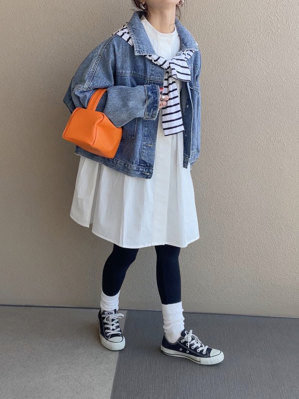 ホワイト系のシャツ/ブラウス、ピンク系のその他パンツ、ブラウン系のその他パンツを着用したレディースの冬コーディネートの3枚目の写真