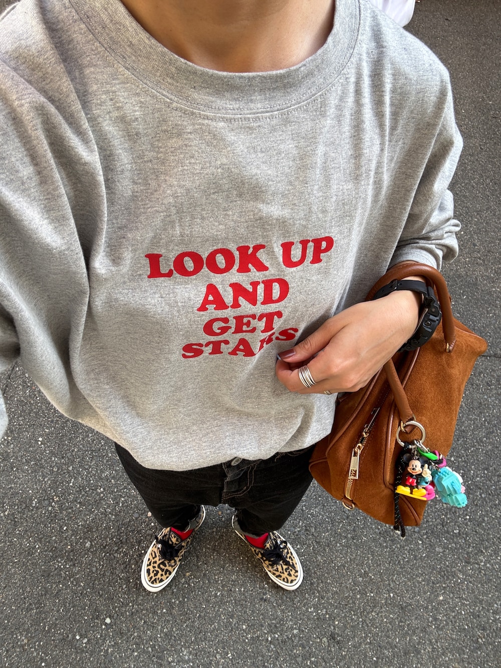 ブラック系のデニムパンツ、その他のスニーカー、グレー系のTシャツ/カットソーを着用したレディースの秋コーディネートの4枚目の写真