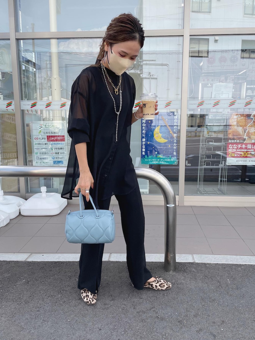 ブラック系のスラックス、ブラック系のTシャツ/カットソー、ブルー系のショルダーバッグを着用したレディースの秋コーディネートの2枚目の写真