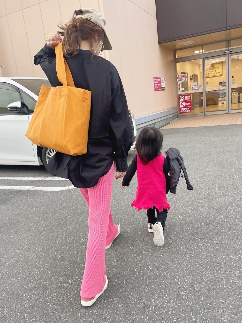 ピンク系のその他パンツ、ブラック系のシャツ/ブラウス、ピンク系のスニーカーを着用したレディースの春コーディネートの2枚目の写真