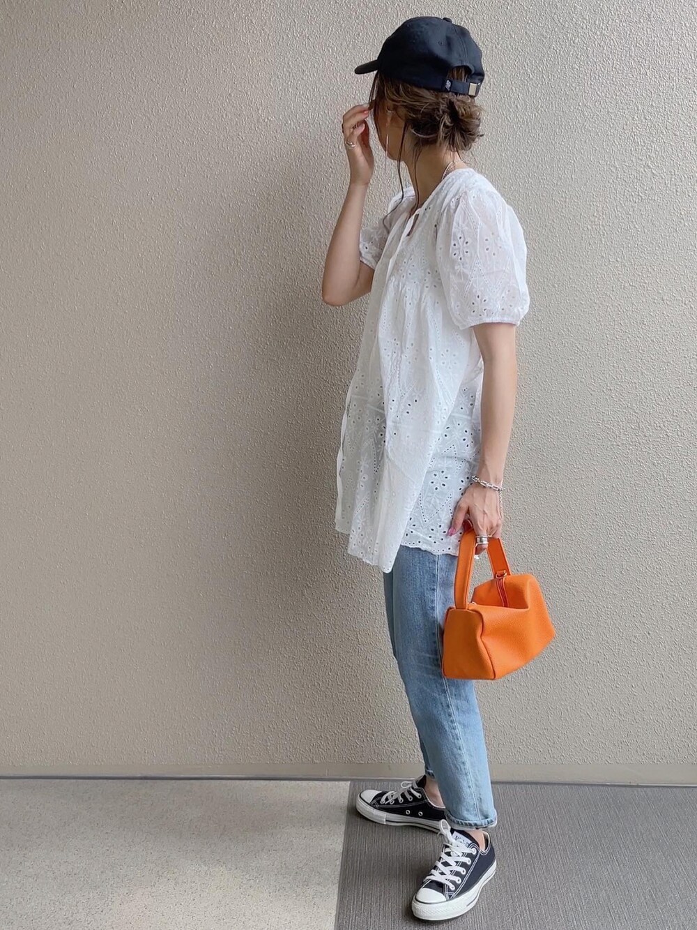 ブルー系のデニムパンツ、ピンク系のショルダーバッグ、その他のその他を着用したレディースの夏コーディネートの2枚目の写真