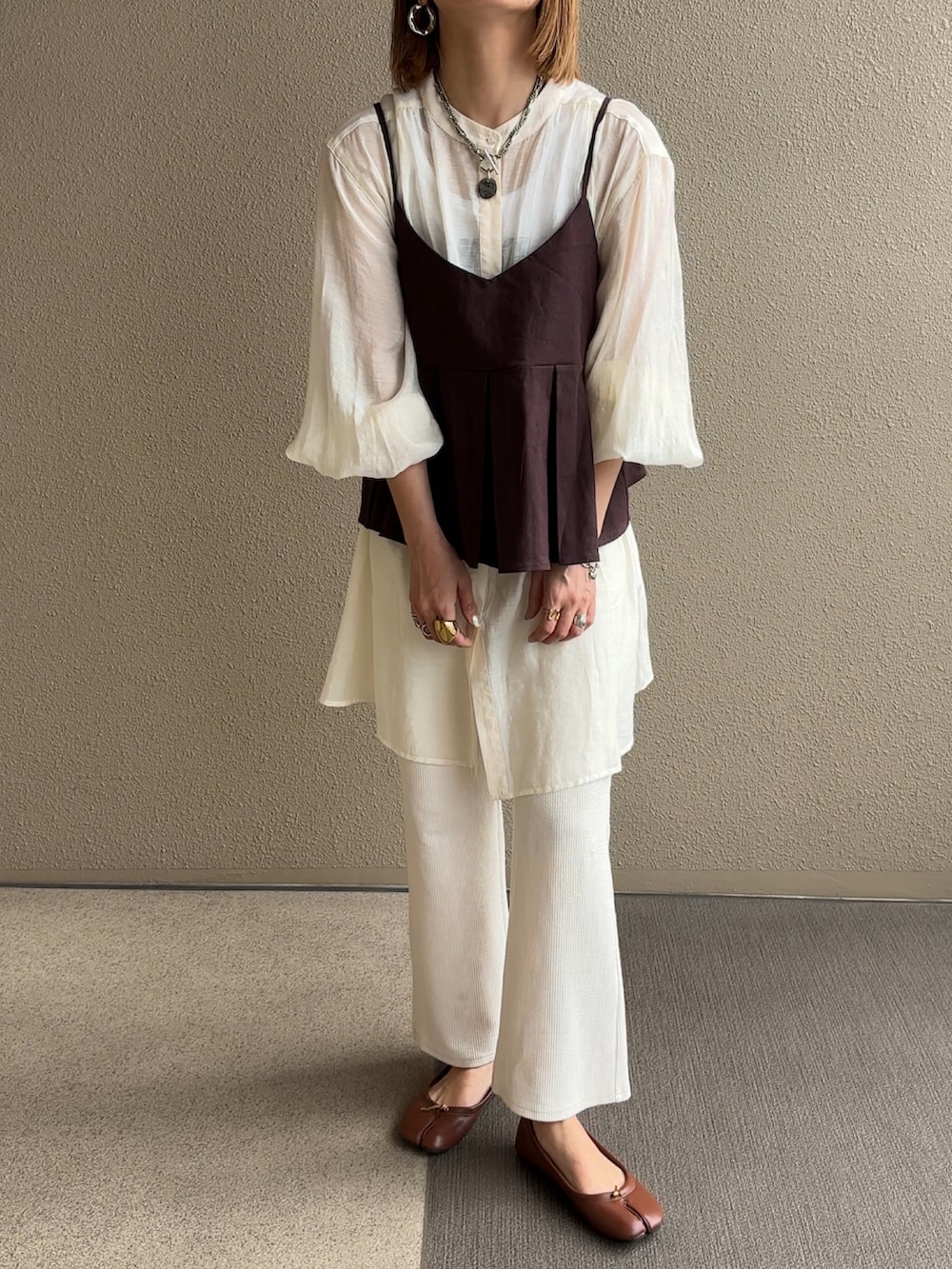 ブラウン系のセットアップ、ホワイト系のシャツ/ブラウスを着用したレディースの春コーディネートの3枚目の写真