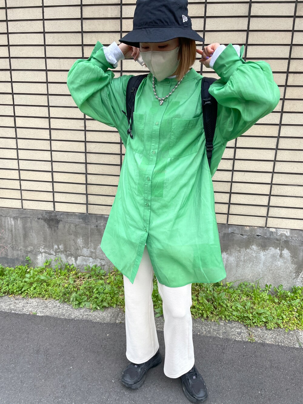 ホワイト系のその他パンツ、グリーン系のシャツ/ブラウスを着用したレディースの春コーディネートの2枚目の写真