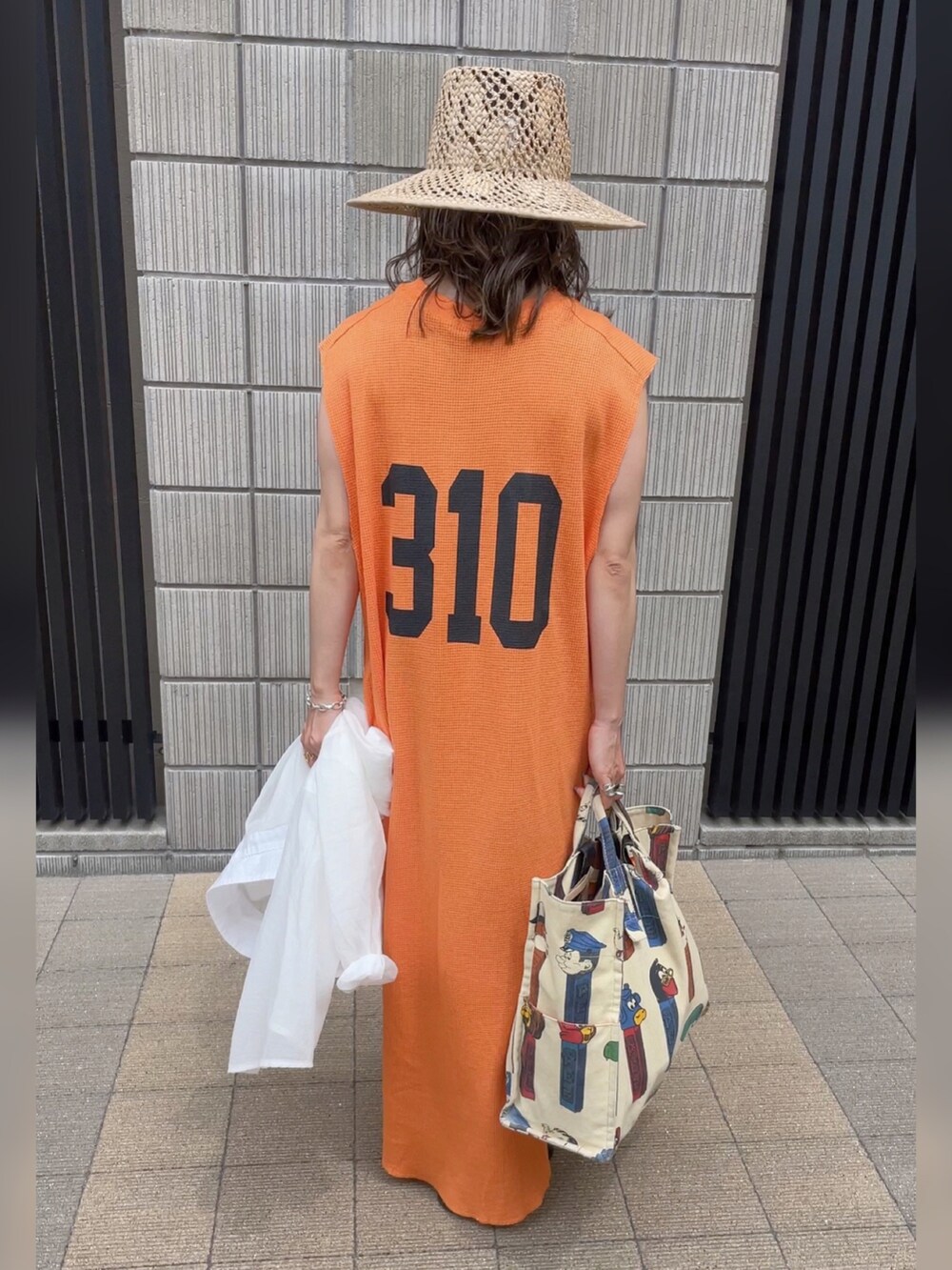 オレンジ系のワンピース/ドレス、ベージュ系のハット、その他のその他を着用したレディースの夏コーディネートの3枚目の写真