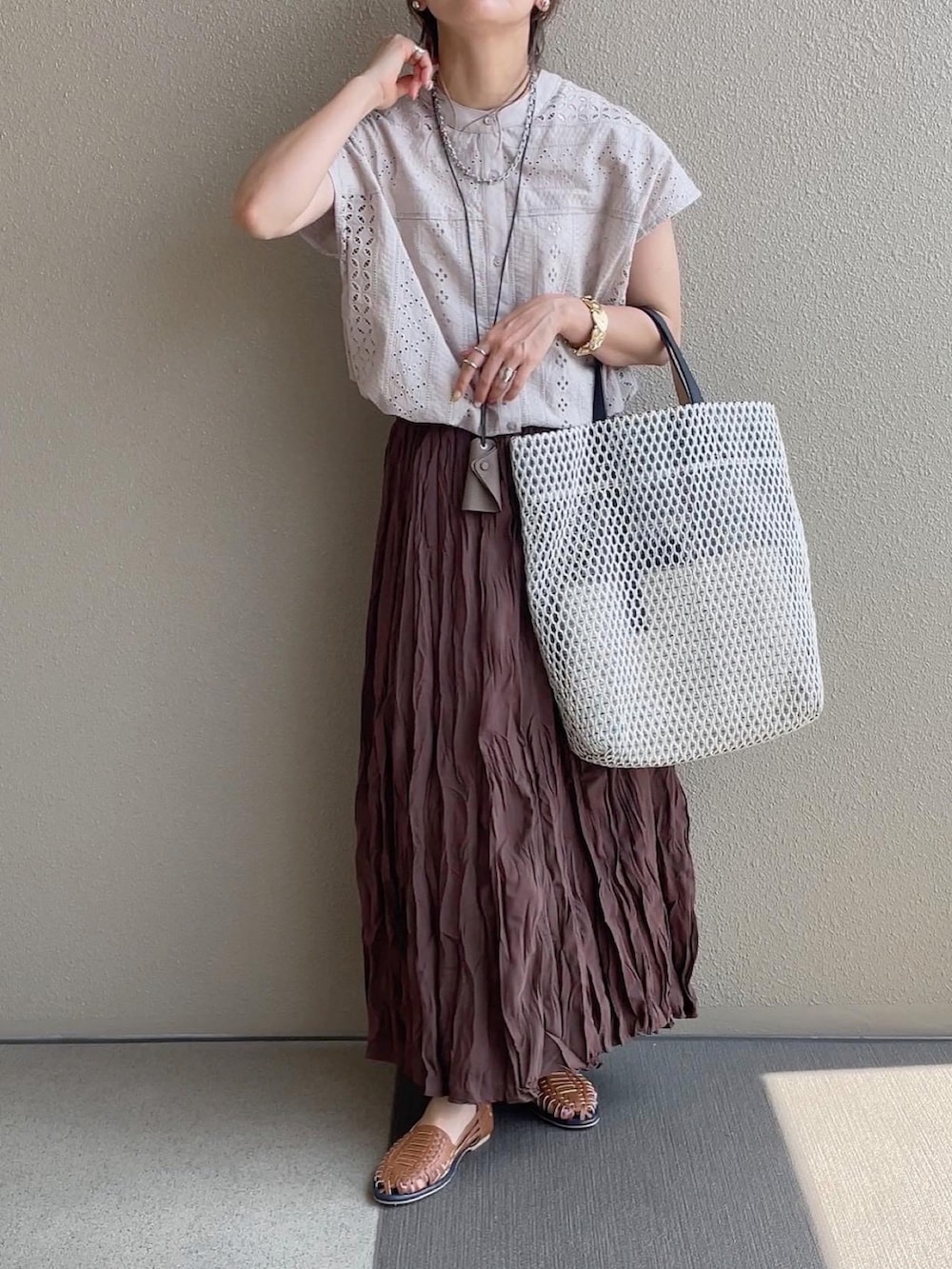 グレー系のシャツ/ブラウス、ピンク系のショルダーバッグ、その他のその他を着用したレディースの夏コーディネートの2枚目の写真
