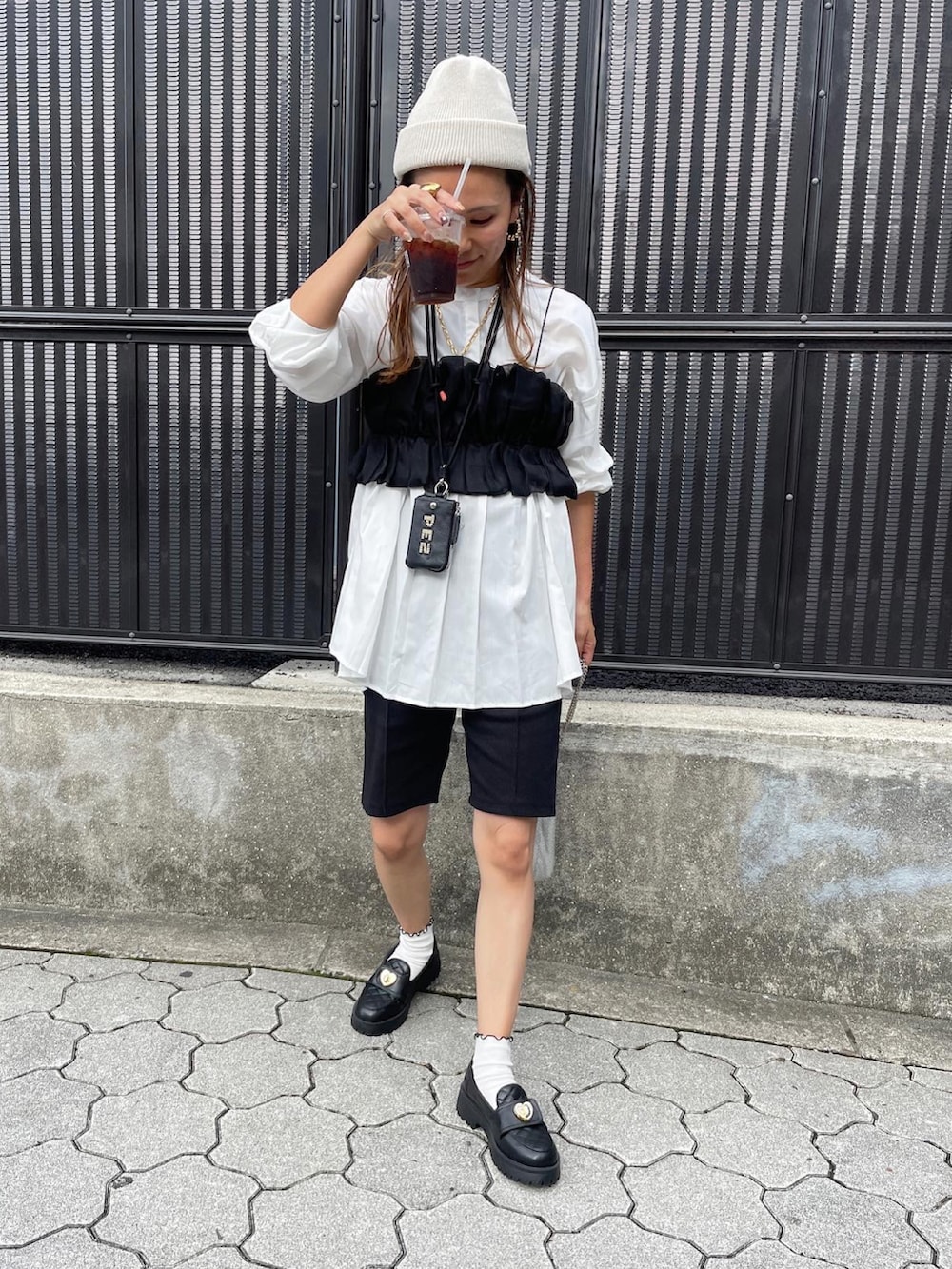 ブラック系のTシャツ/カットソー、ブラック系のその他パンツ、シルバー系のショルダーバッグを着用したレディースの秋コーディネートの4枚目の写真