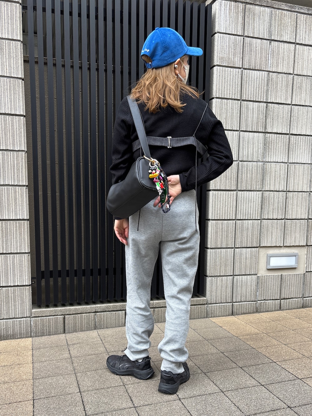 グリーン系のモッズコート、ブラック系のショルダーバッグ、グレー系のその他トップスを着用したレディースの冬コーディネートの4枚目の写真