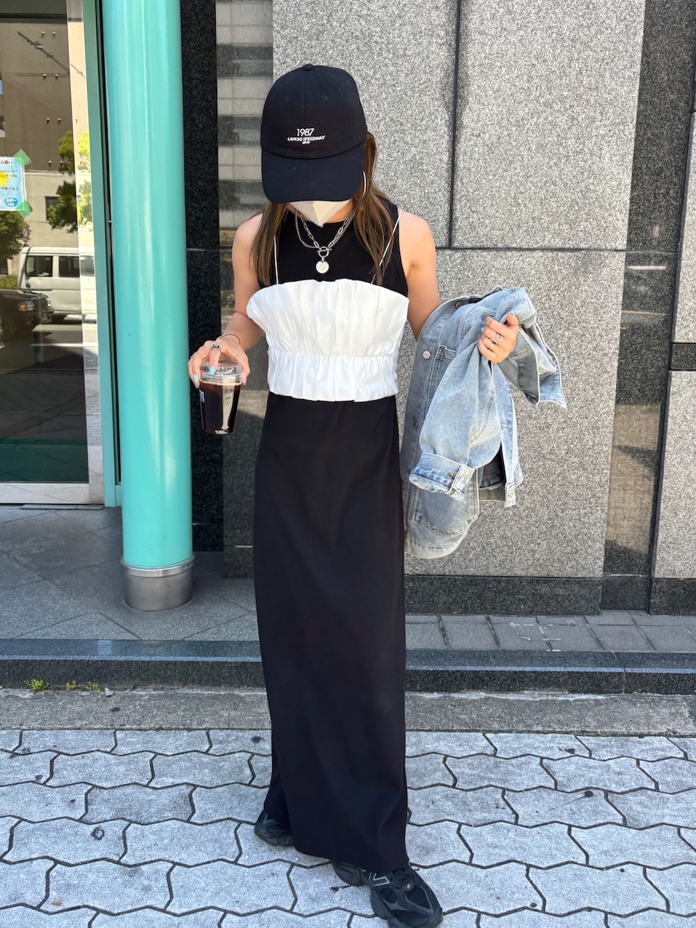 ベージュ系のミリタリージャケット、ブラック系のTシャツ/カットソー、グリーン系のシャツ/ブラウスを着用したレディースの春コーディネートの2枚目の写真