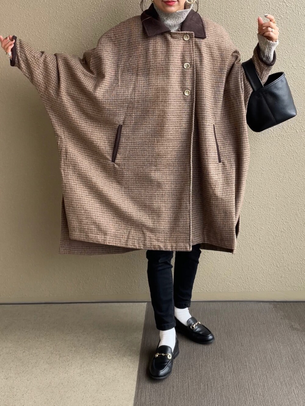 ホワイト系のニット/セーター、ブラック系のデニムパンツ、ブラック系のその他シューズを着用したレディースの秋コーディネートの2枚目の写真
