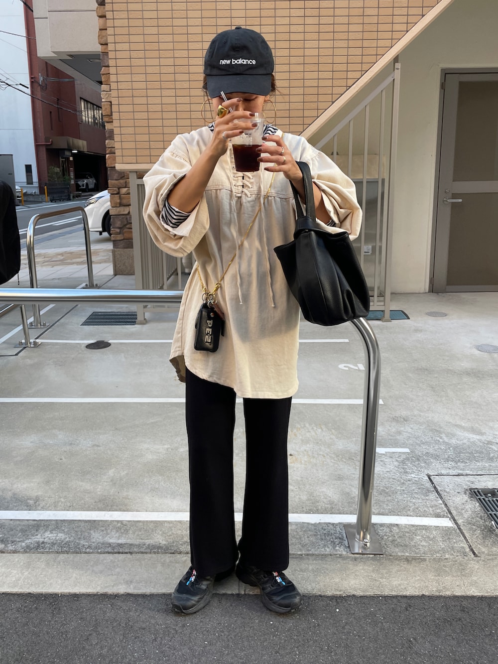 ホワイト系のシャツ/ブラウス、ブラック系のその他パンツ、ブラック系のスニーカーを着用したレディースの秋コーディネートの2枚目の写真