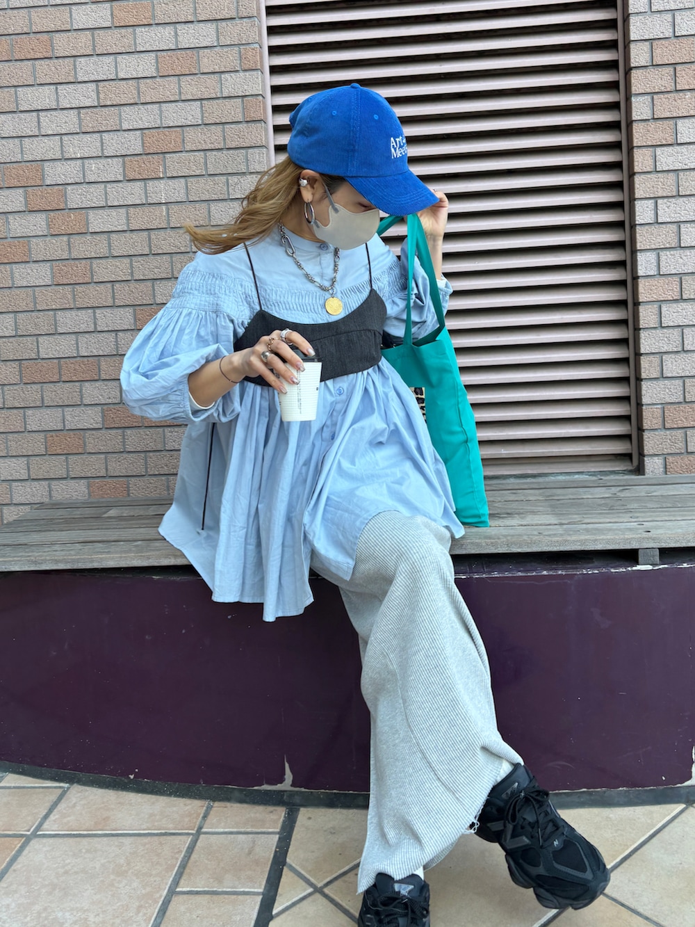 ブルー系のシャツ/ブラウス、グレー系のその他トップス、グレー系のスカートを着用したレディースの春コーディネートの5枚目の写真