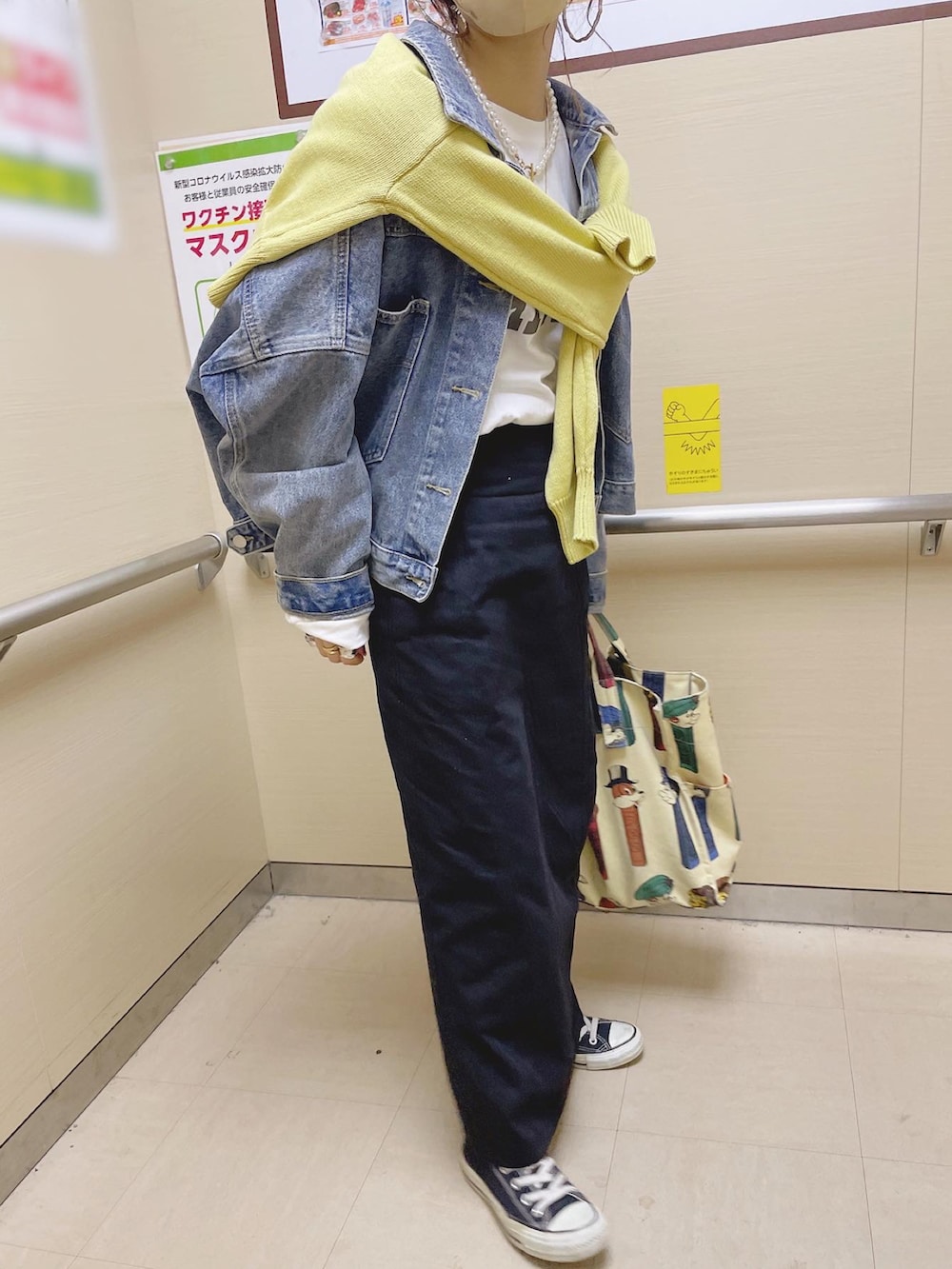 ブラック系のスカート、ホワイト系のTシャツ/カットソー、ブルー系のデニムジャケットを着用したレディースの春コーディネートの2枚目の写真