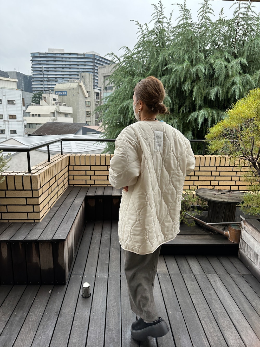 ホワイト系のモッズコート、ブルー系のニット/セーター、グレー系のワンピースを着用したレディースの冬コーディネートの5枚目の写真