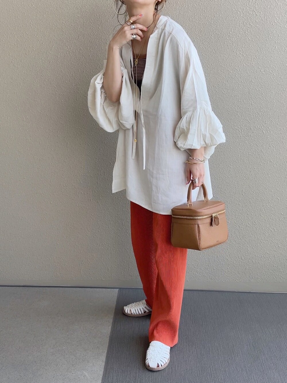 ベージュ系のシャツ/ブラウス、ブラウン系のスカート、ホワイト系のスカートを着用したレディースの春コーディネートの3枚目の写真