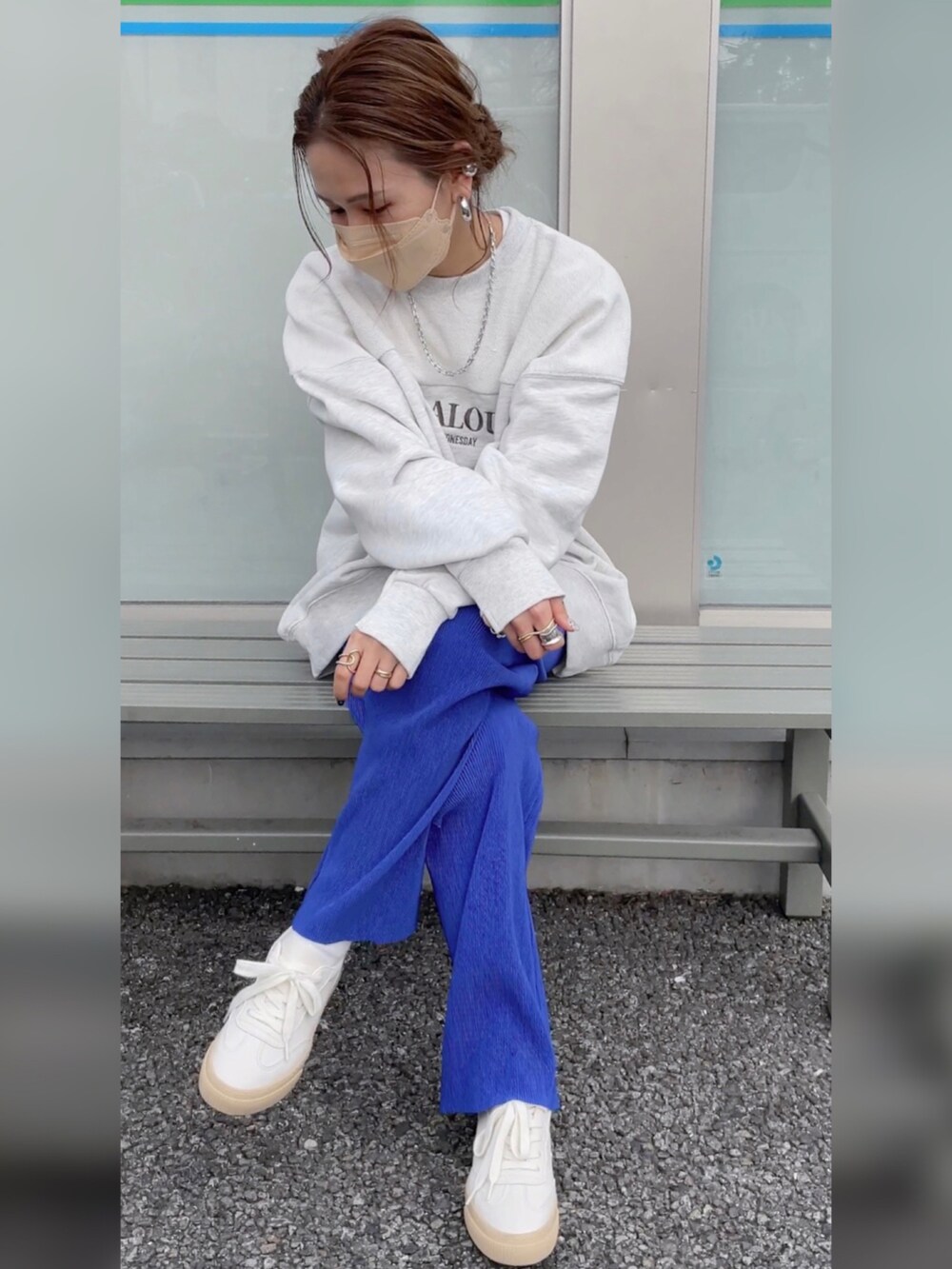 ブルー系のその他パンツ、グレー系のスウェット、ホワイト系のトートバッグを着用したレディースの冬コーディネートの2枚目の写真