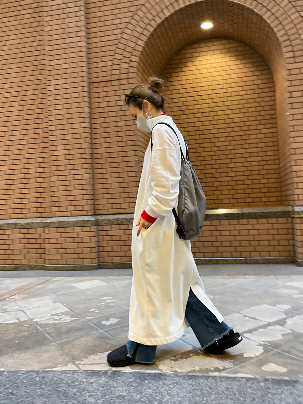 ホワイト系のワンピース/ドレス、レッド系のTシャツ/カットソー、ブルー系のデニムパンツを着用したレディースの冬コーディネートの4枚目の写真