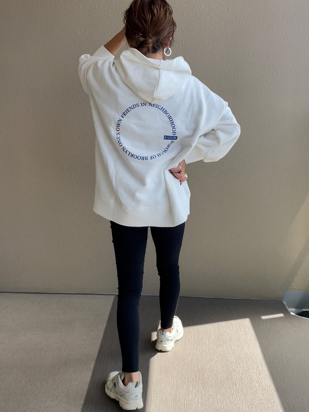 ホワイト系のパーカーを着用したレディースの秋コーディネートの4枚目の写真