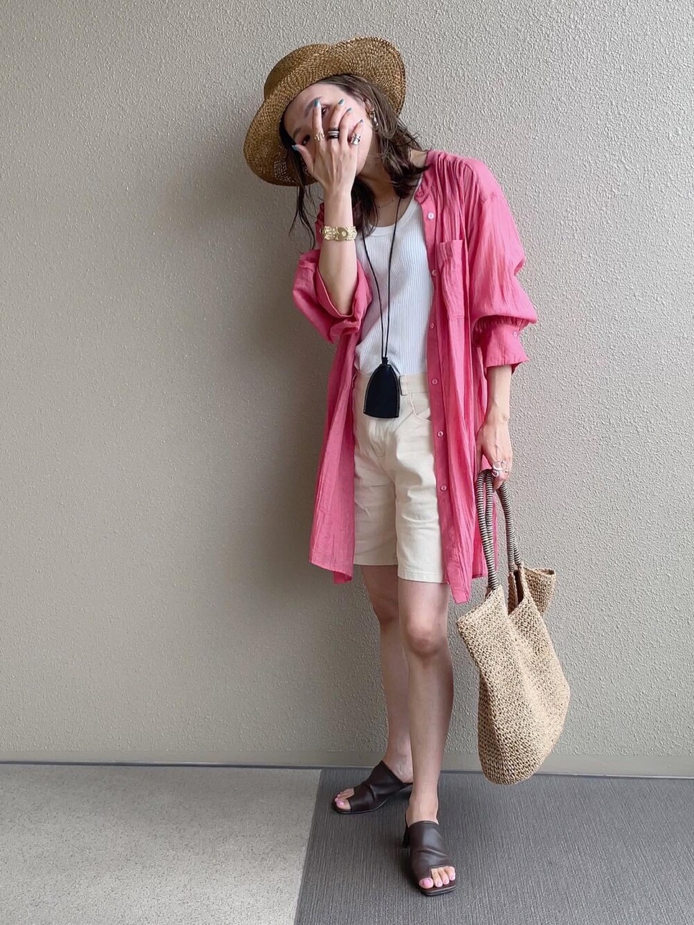 ホワイト系のパンツ、ホワイト系のニット/セーター、ブラウン系のサンダルを着用したレディースの夏コーディネートの5枚目の写真