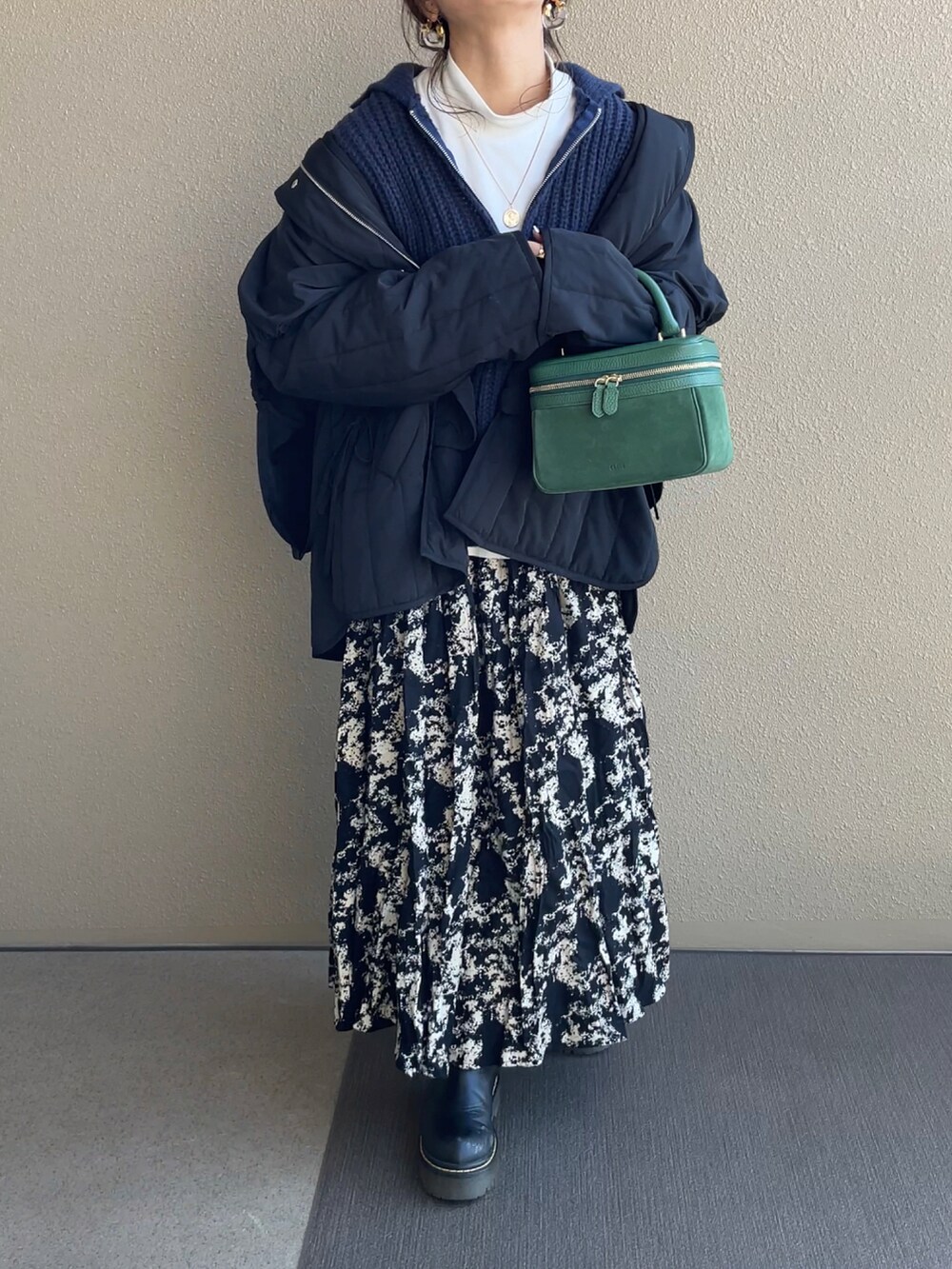 ブルー系のニット/セーター、ホワイト系のTシャツ/カットソー、ブラック系のブーツを着用したレディースの冬コーディネートの3枚目の写真