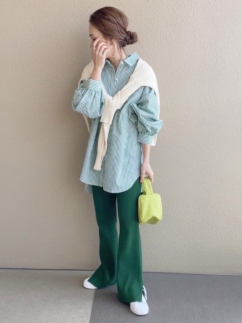 グリーン系のパンツ、ホワイト系のスニーカー、その他のその他を着用したレディースの春コーディネートの3枚目の写真