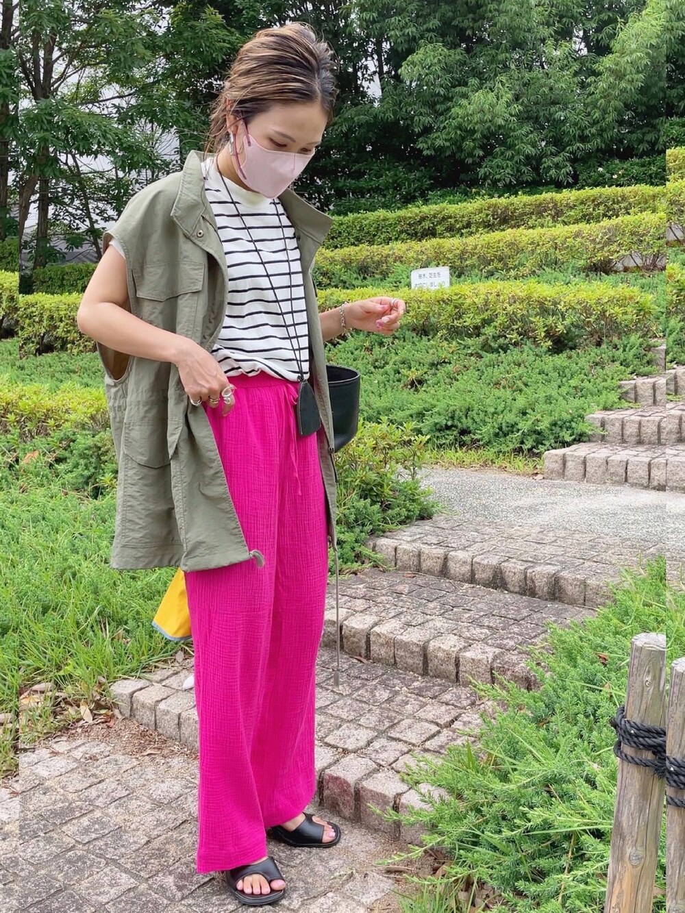 ピンク系のその他パンツ、ホワイト系のTシャツ/カットソー、グリーン系のベストを着用したレディースの夏コーディネートの2枚目の写真