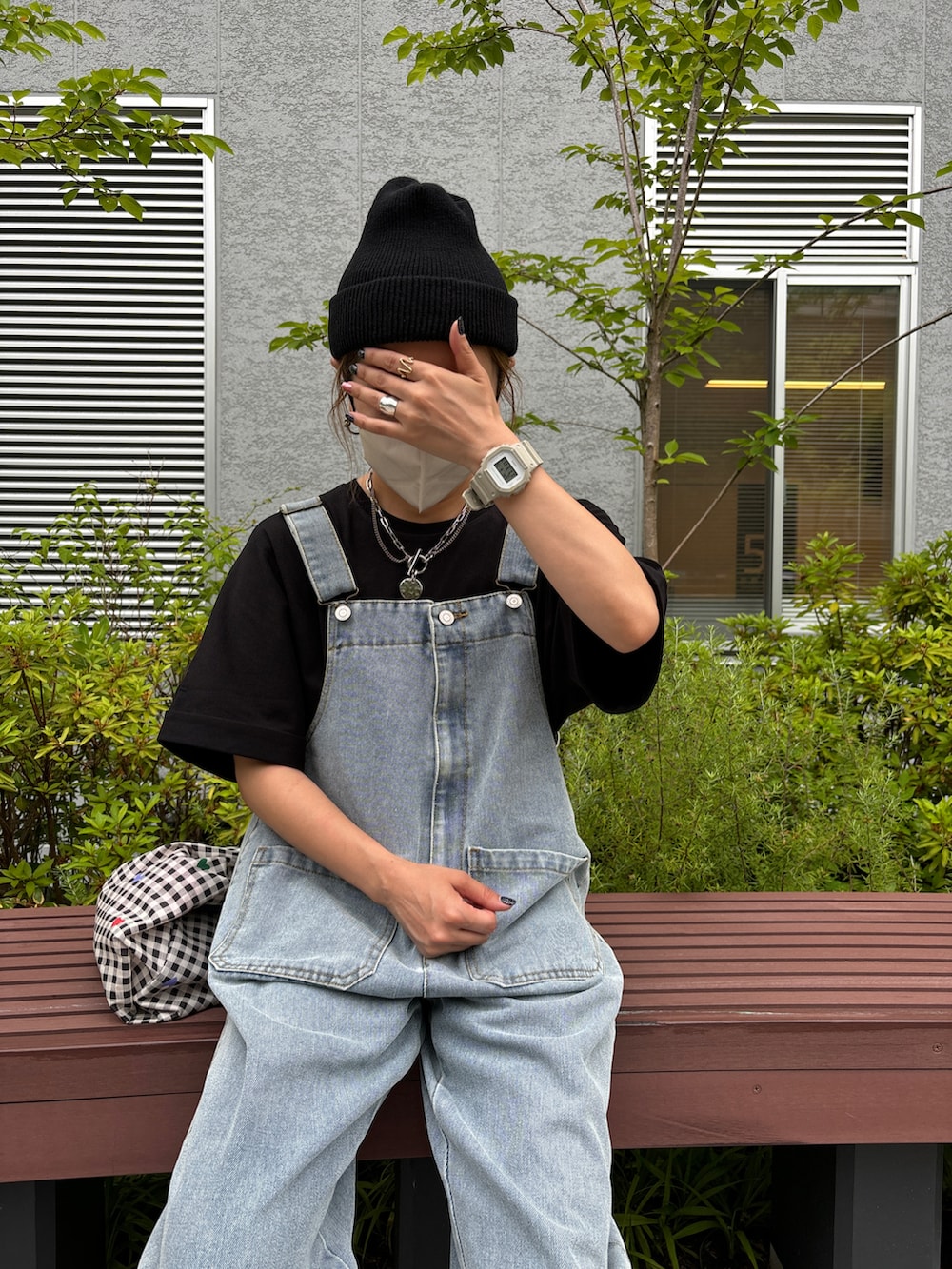 ブラック系のサンダル、ブルー系のサロペット/オーバーオール、ブラック系のニットキャップ/ビーニーを着用したレディースの夏コーディネートの3枚目の写真