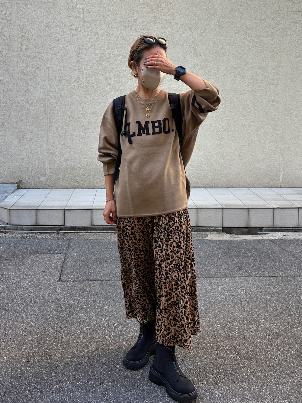 ブラック系のブーツ、ブラウン系のスカート、ブラウン系のニット/セーターを着用したレディースの秋コーディネートの3枚目の写真