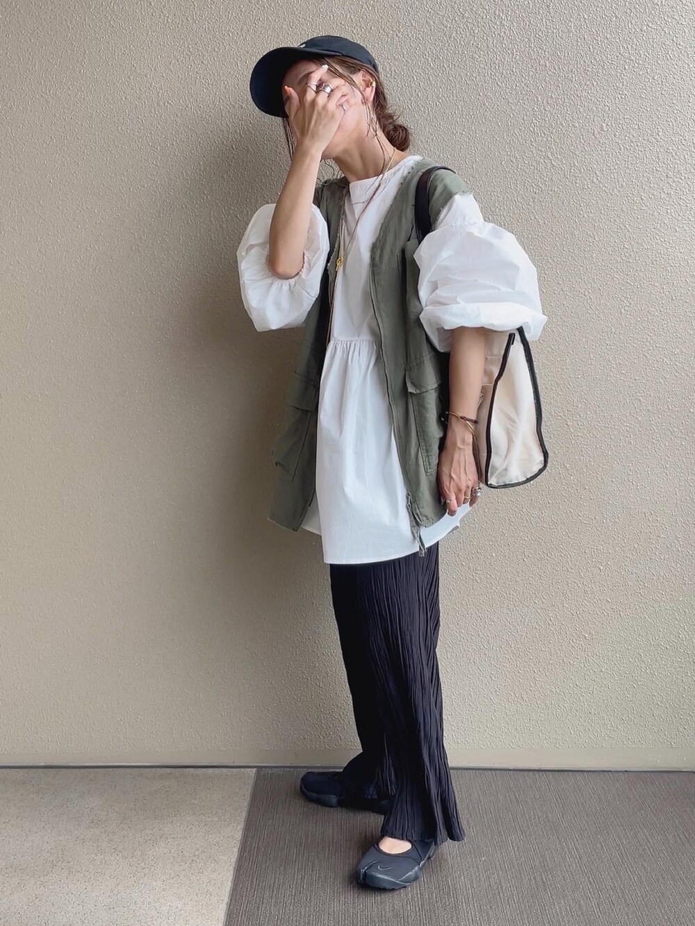 ホワイト系のシャツ/ブラウス、ブラック系のその他パンツ、パープル系のその他パンツを着用したレディースの夏コーディネートの3枚目の写真