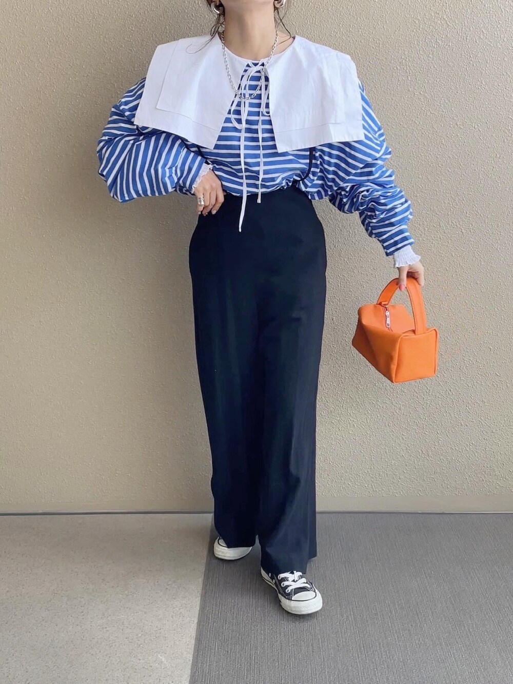 ホワイト系のシャツ/ブラウス、ブルー系のTシャツ/カットソー、ブラック系のサロペット/オーバーオールを着用したレディースの冬コーディネートの3枚目の写真