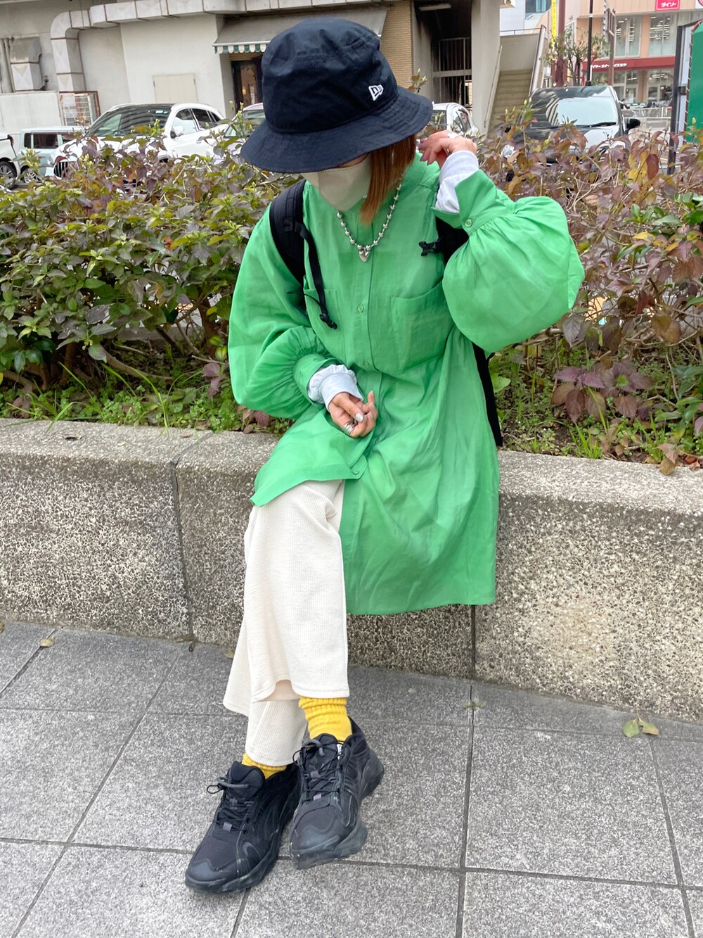 ホワイト系のその他パンツ、グリーン系のシャツ/ブラウスを着用したレディースの春コーディネートの3枚目の写真