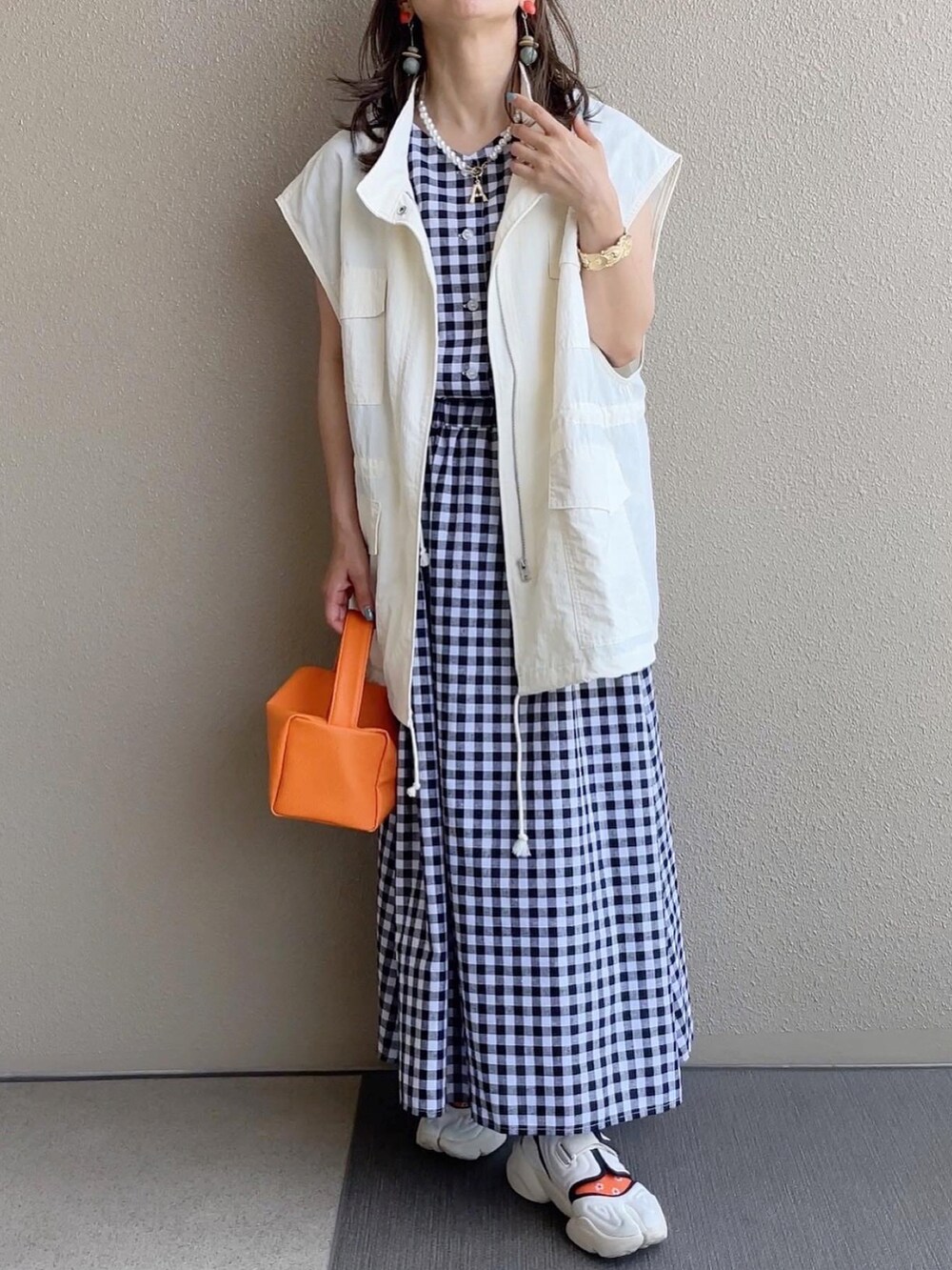 その他のワンピース、ホワイト系のスニーカー、その他のその他を着用したレディースの夏コーディネートの2枚目の写真