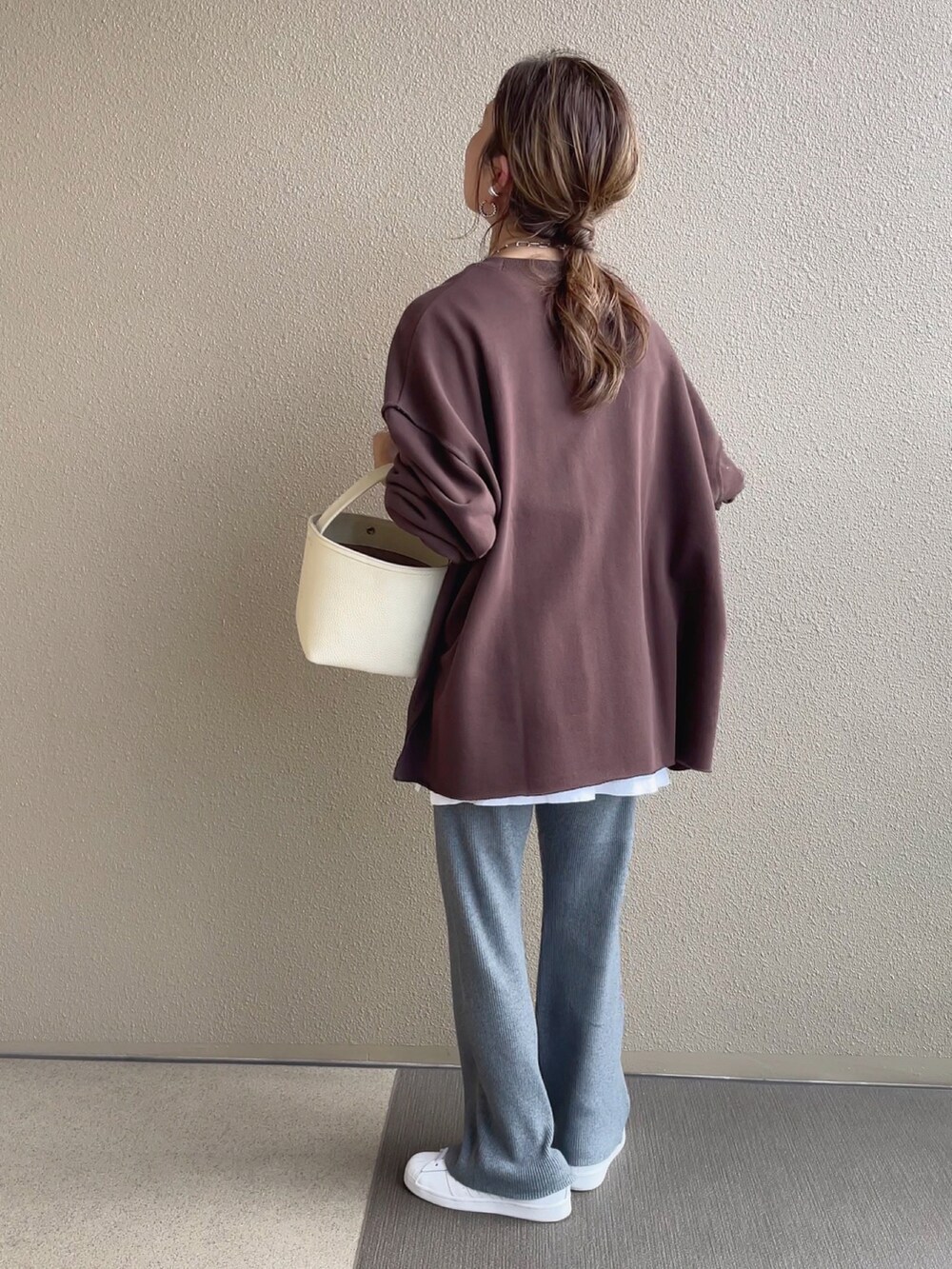 ピンク系のスウェット、グレー系のその他パンツ、ブラウン系のスウェットを着用したレディースの秋コーディネートの4枚目の写真