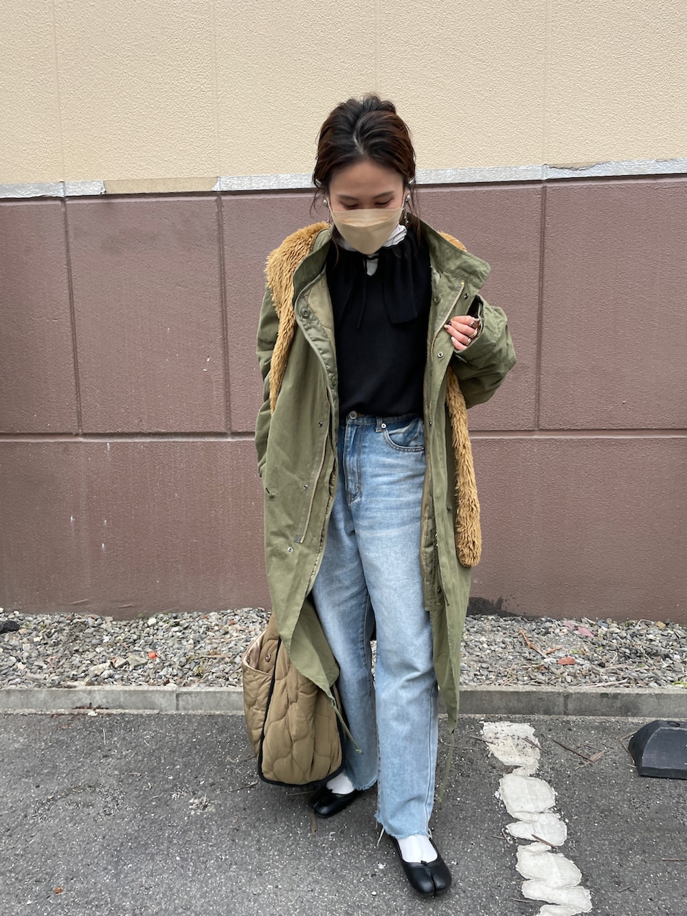 グリーン系のモッズコート、ブラウン系のベスト、ブラック系のニット/セーターを着用したレディースの冬コーディネートの4枚目の写真