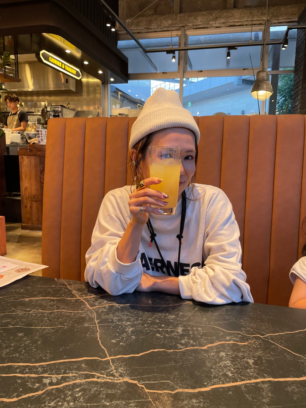 ホワイト系のスカート、ホワイト系のスウェット、シルバー系のバッグを着用したレディースの秋コーディネートの4枚目の写真