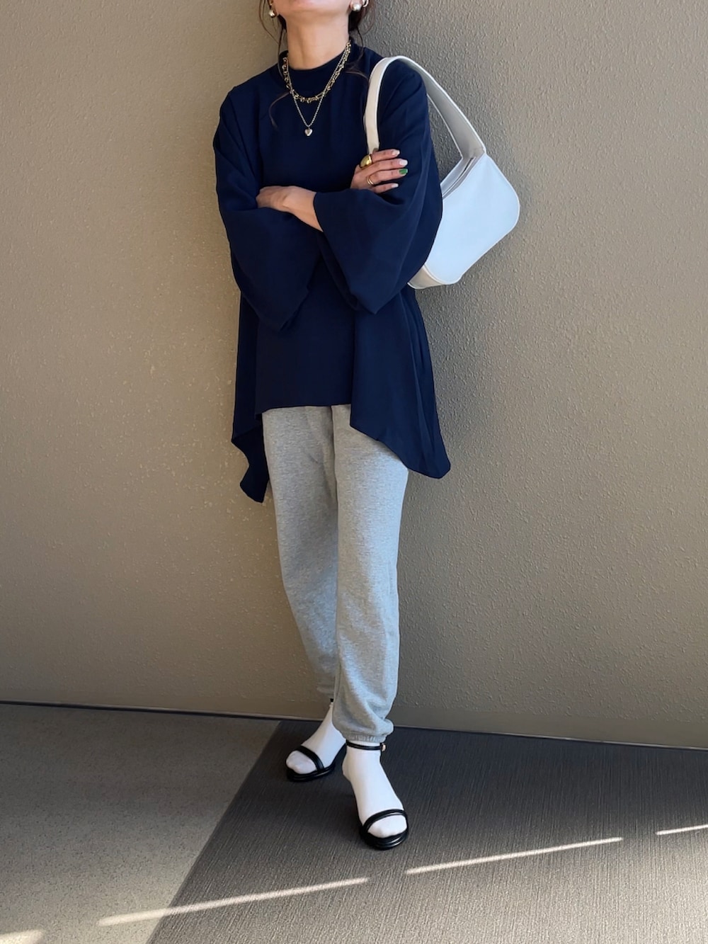 ブルー系のシャツ/ブラウス、ホワイト系のベスト、ベージュ系のその他パンツを着用したレディースの冬コーディネートの2枚目の写真